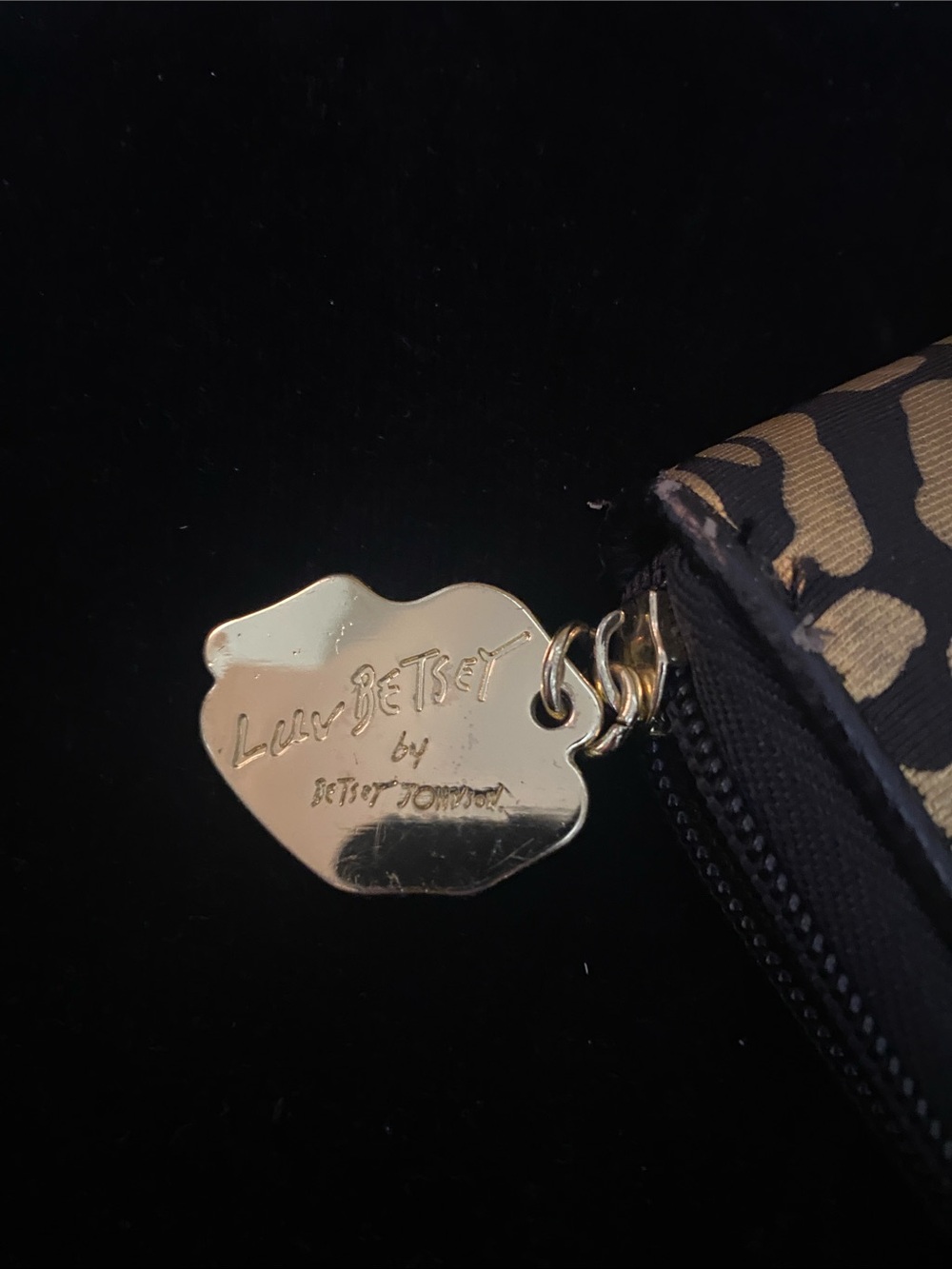 GUC Luv Betsy by Betsy Johnson gold Metalic Cheetah Print zip around Wallet - Picture 4 of 11